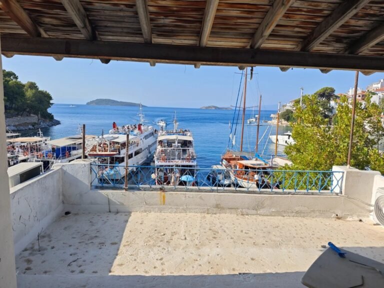 Business building for rent in Skiathos – 100 sqm